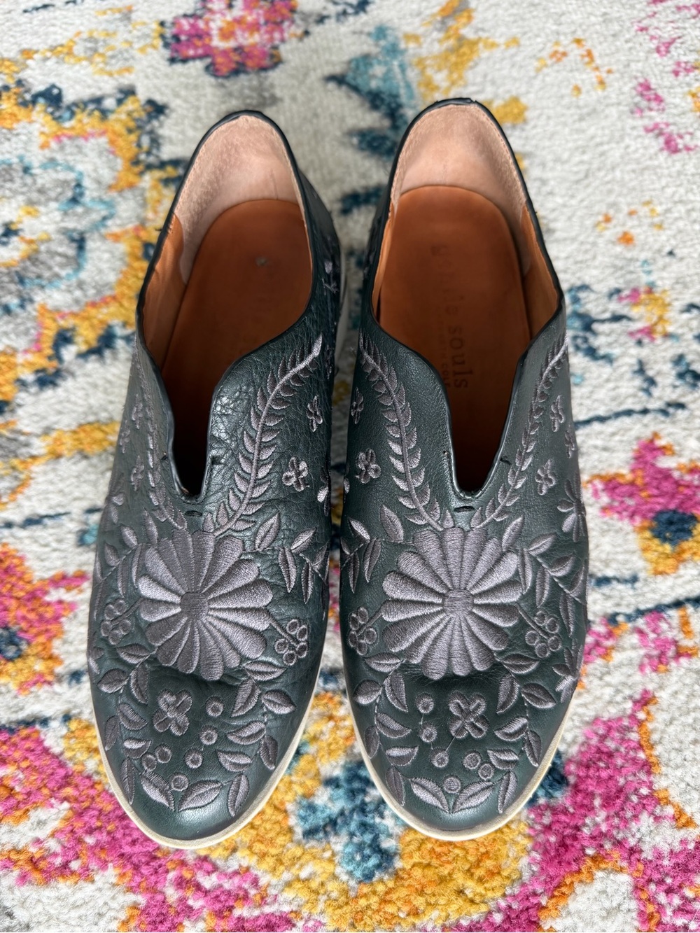 Kenneth Cole Gentle Souls Black Leather Embroidered Slip On Wedge Boho 8 Sneaker